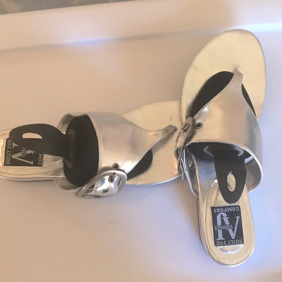 SZ 8 “A. J. VELENCI. S I L V E R.  BRUSHED SILVER BUCKLES W 1” heels very cute💋 - Picture 2 of 8